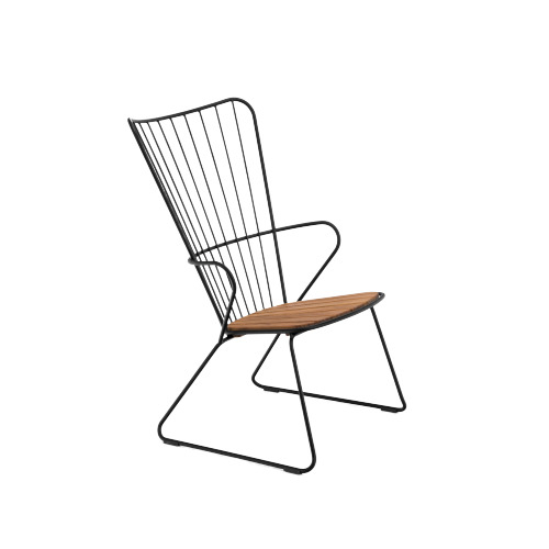 Paon Outdoor Lounge Chair von Houe: Schwarzer Gartenstuhl mit Armlehnen und Holz-Sitzfläche.