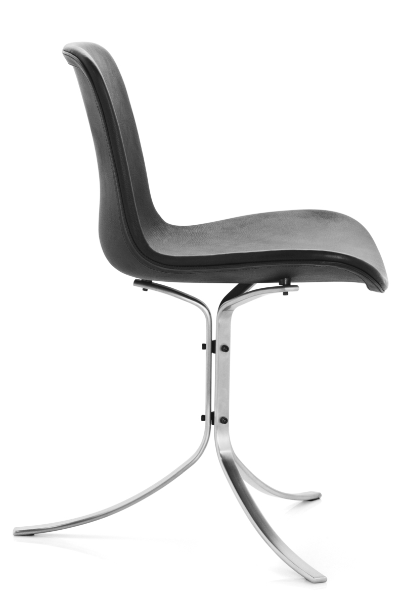 Schwarzer PK9 Stuhl von Fritz Hansen, Lederbezug und Stahlgestell, Seitenansicht. Designklassiker.
