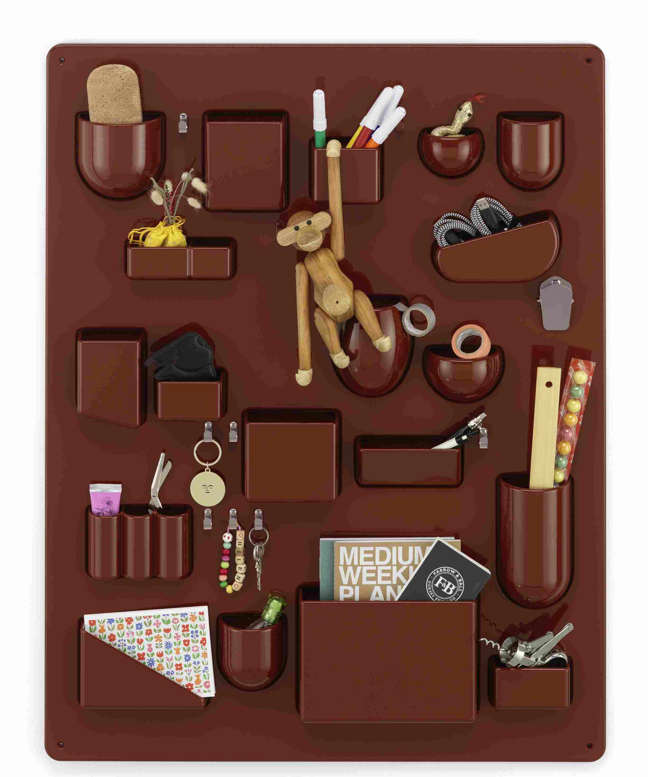 Vitra Uten.Silo RE I, japanrot: Wandorganizer mit Fächern, gefüllt mit Büroartikeln und Deko-Objekten, Ordnungssystem für Büro und Zuhause.