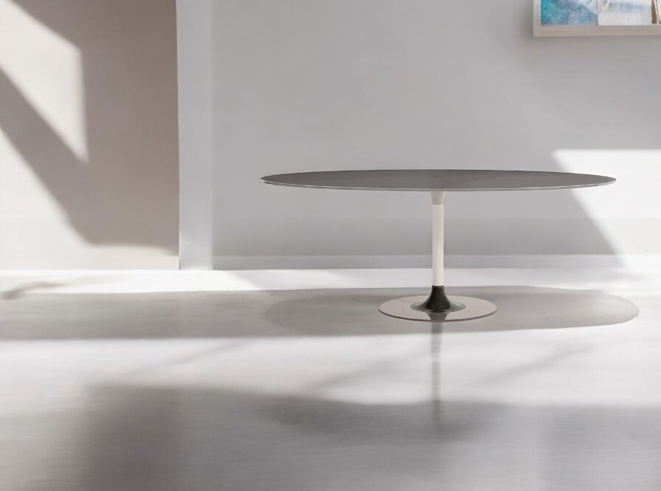 Weißer, ovaler Thierry XXL Tisch von Kartell mit zentralem Fuß in minimalistischem Ambiente.