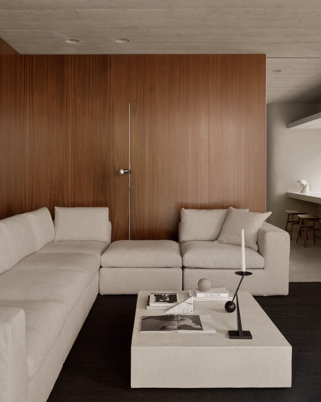 Nahaufnahme eines modularen Sofas mit Rückenkissen im Ivory-Farbton von Ethnicraft.