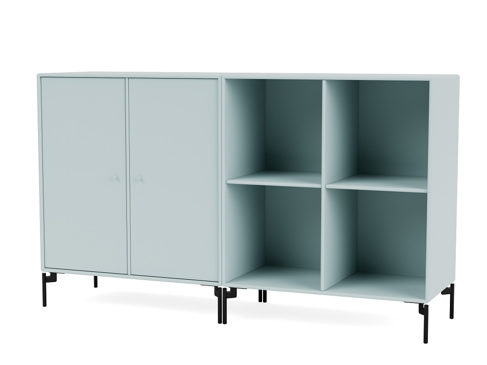 Helles Montana Sideboard mit Türen und offenen Fächern auf schwarzen Füßen. Modernes Möbeldesign.