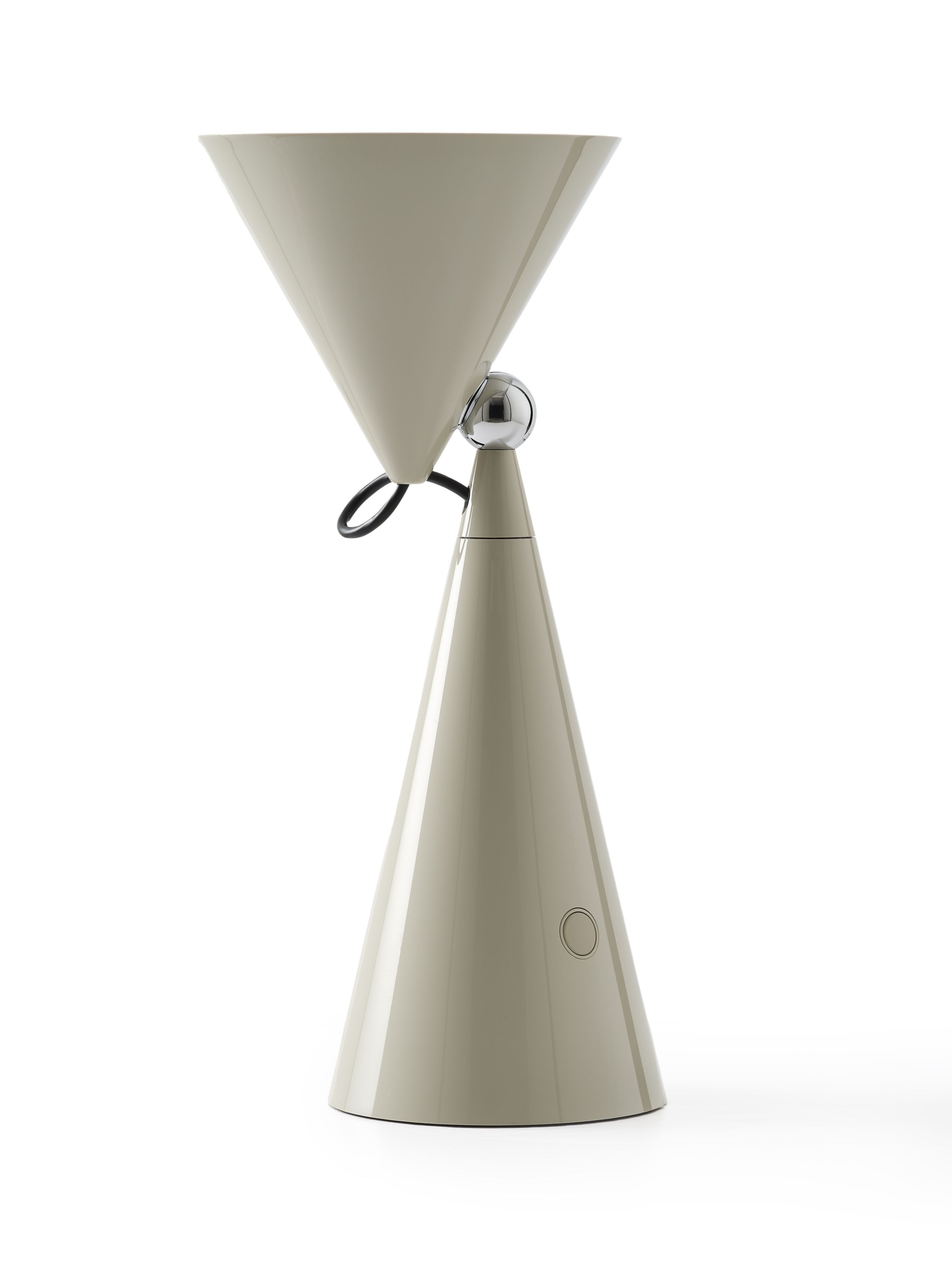 Nahaufnahme der Tom Dixon Pose Akkuleuchte LED Tischleuchte in Putty.