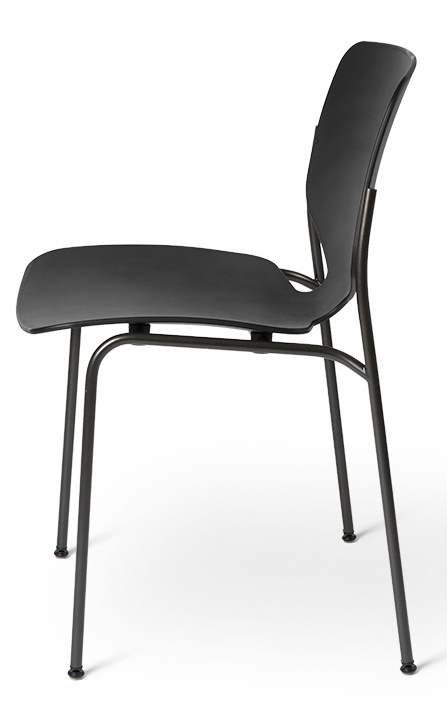 Schwarzer Nova Sea Chair Stuhl Mater, Seitenansicht. Moderner Stuhl mit Metallbeinen für Büro und Wohnbereich.