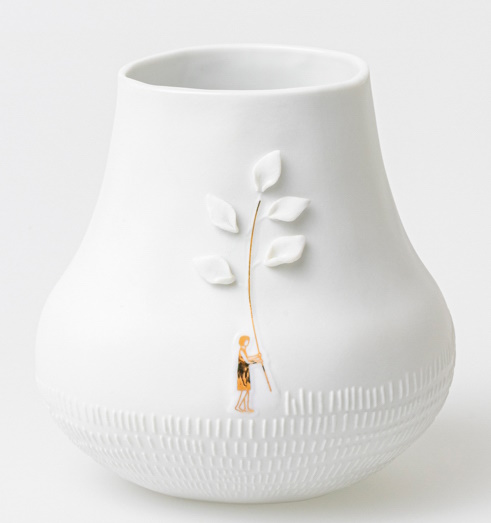 Dankbar Wiese Räder: Weißer Porzellan-Übertopf mit Relief-Blatt-Design und stilisierter Figur. Dekorative Blumenvase für Innenräume.