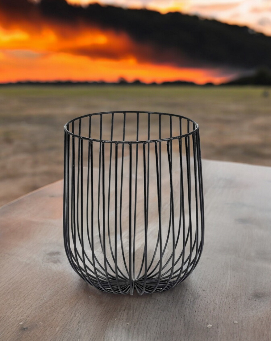 Schwarzer Catu Korb von Serax, ein dekorativer Drahtkorb für Obst, Pflanzen oder als Aufbewahrung.