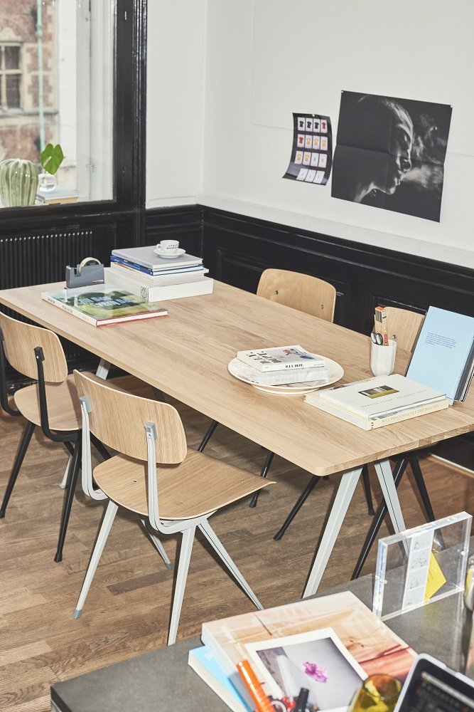 Heller Pyramid Table 02 Esstisch von Hay mit Stühlen in einem modern eingerichteten Raum.