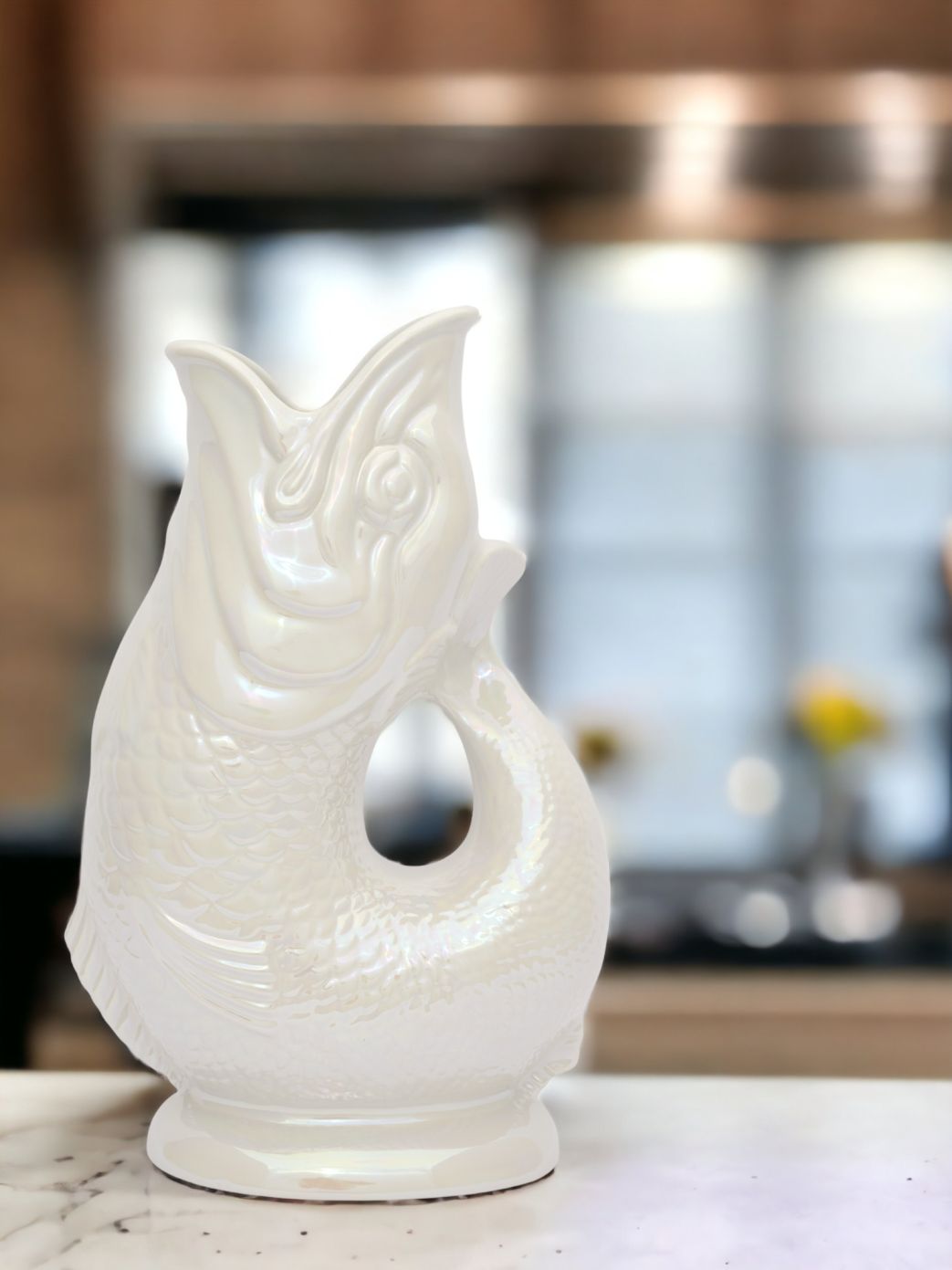 Gluckigluck Karaffe in Perlmutt-Optik. Keramik Wasserkrug in Fischform für Tischdekoration und Getränke.