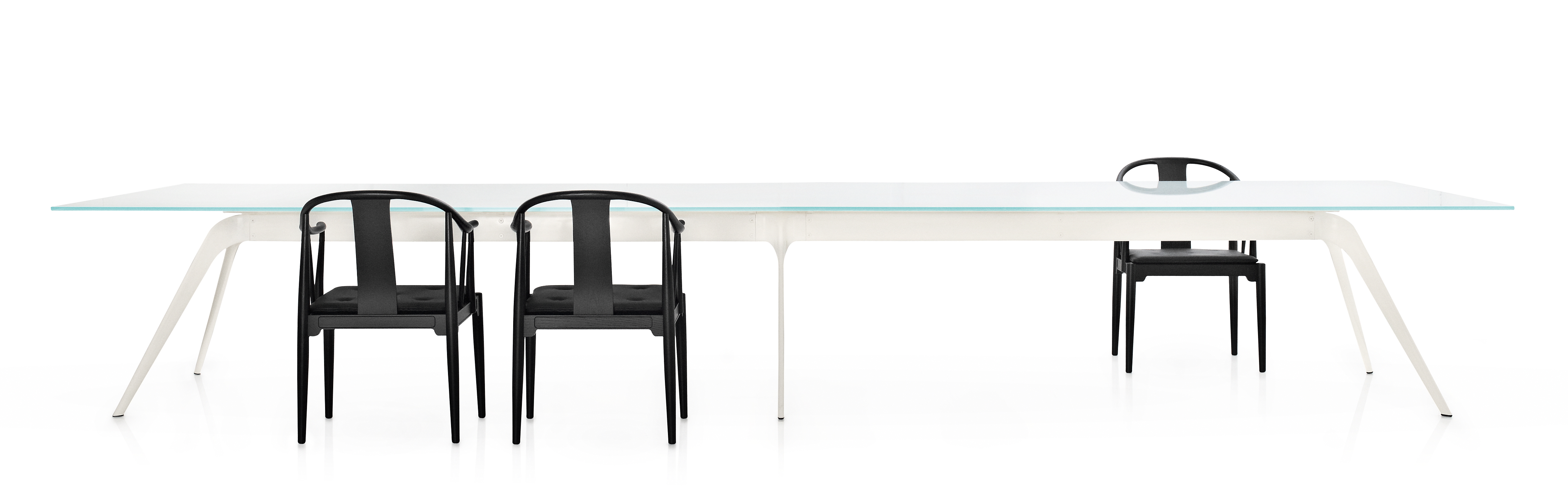 China Chair Stuhl von Fritz Hansen am Esstisch mit Glasplatte und weißem Gestell.