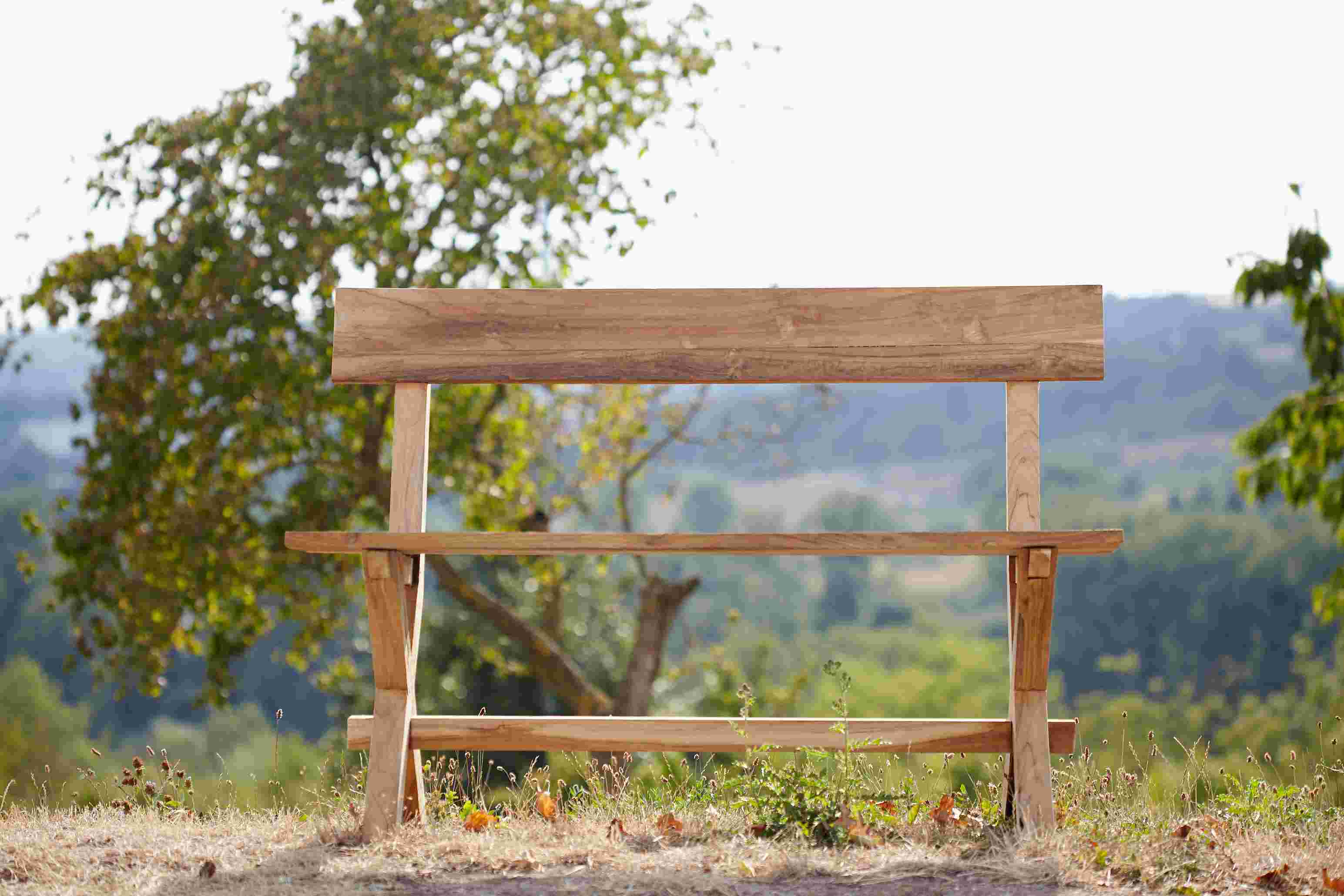 Meran Bank von Jan Kurtz: Holzbank für den Garten oder die Terrasse mit Landschaft.