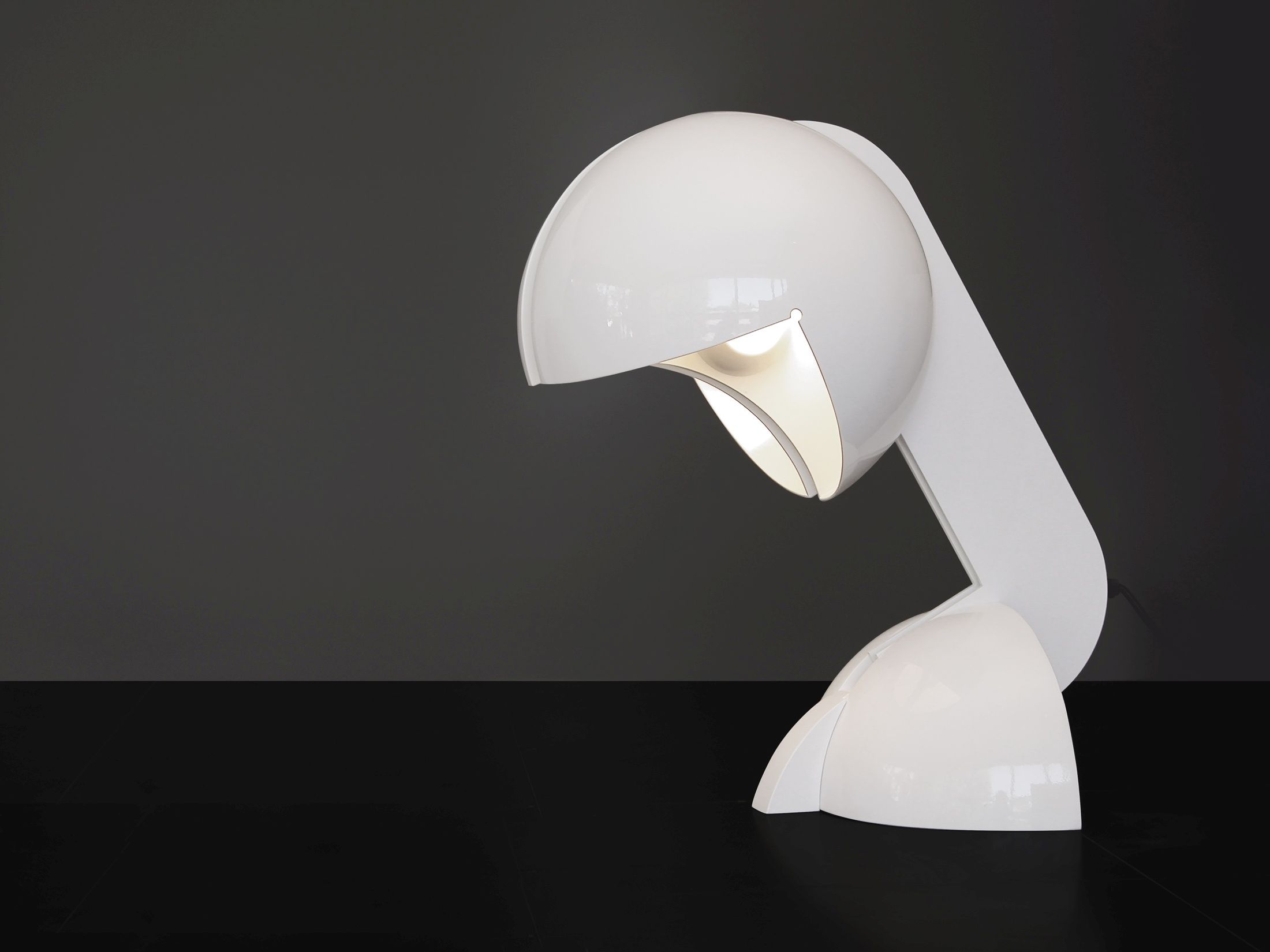 Weiße Ruspa Tischleuchte von Martinelli Luce, modernes Design, Schreibtischlampe mit indirektem Licht.