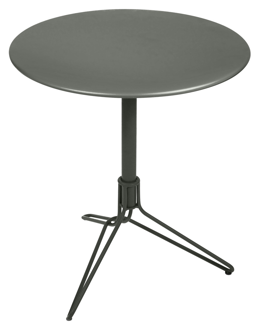 Grauer Flower Tisch von Fermob für den Außenbereich mit rundem Tischblatt und Metallgestell.