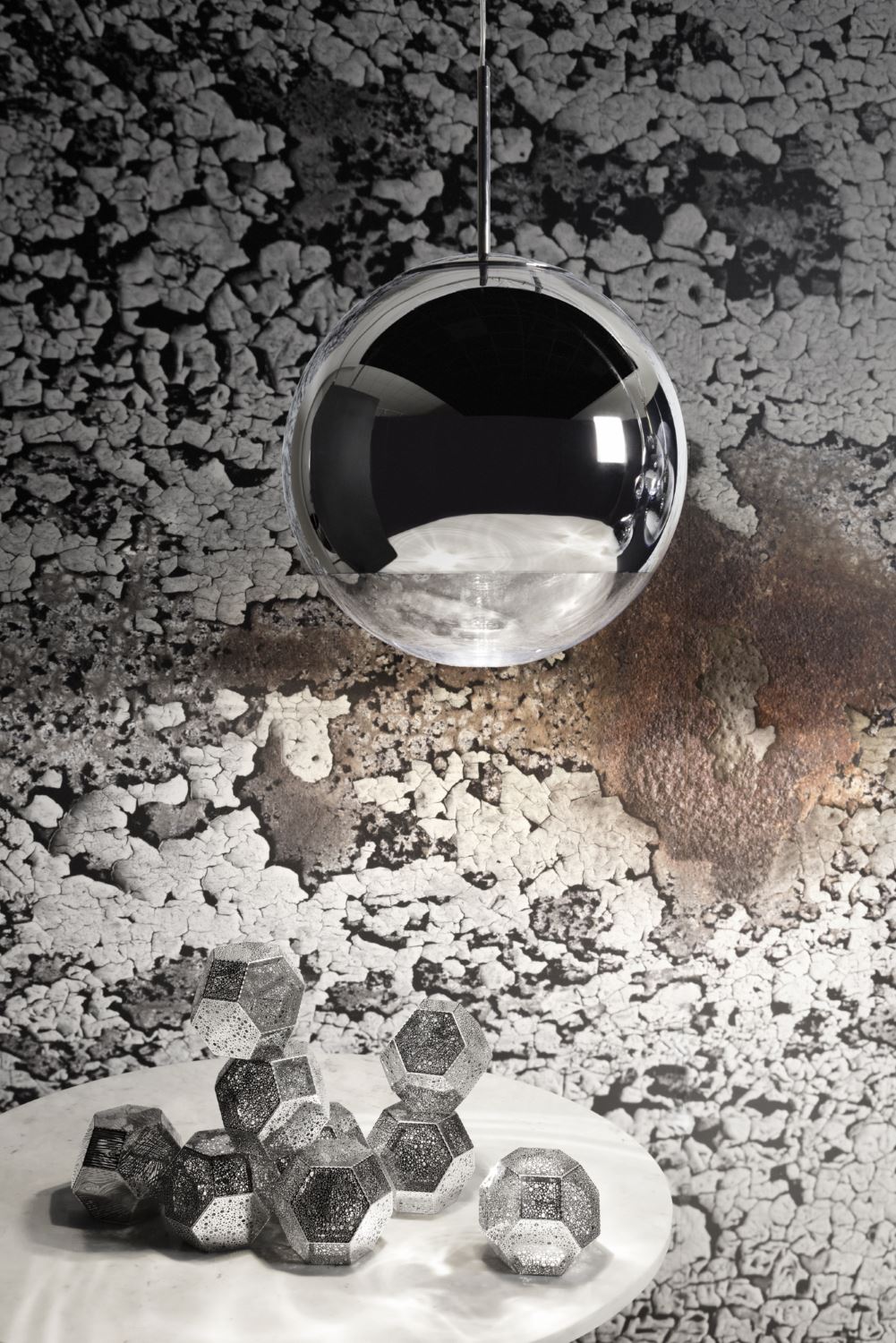 Nahaufnahme der Tom Dixon Mirror Ball Hängeleuchte, chromfarbene Kugel, modernes Design.