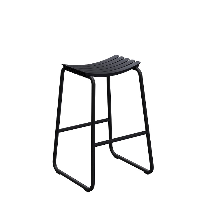 Schwarzer ReClips Barhocker von Houe für den Außenbereich, modernes Design mit Lamellensitz.