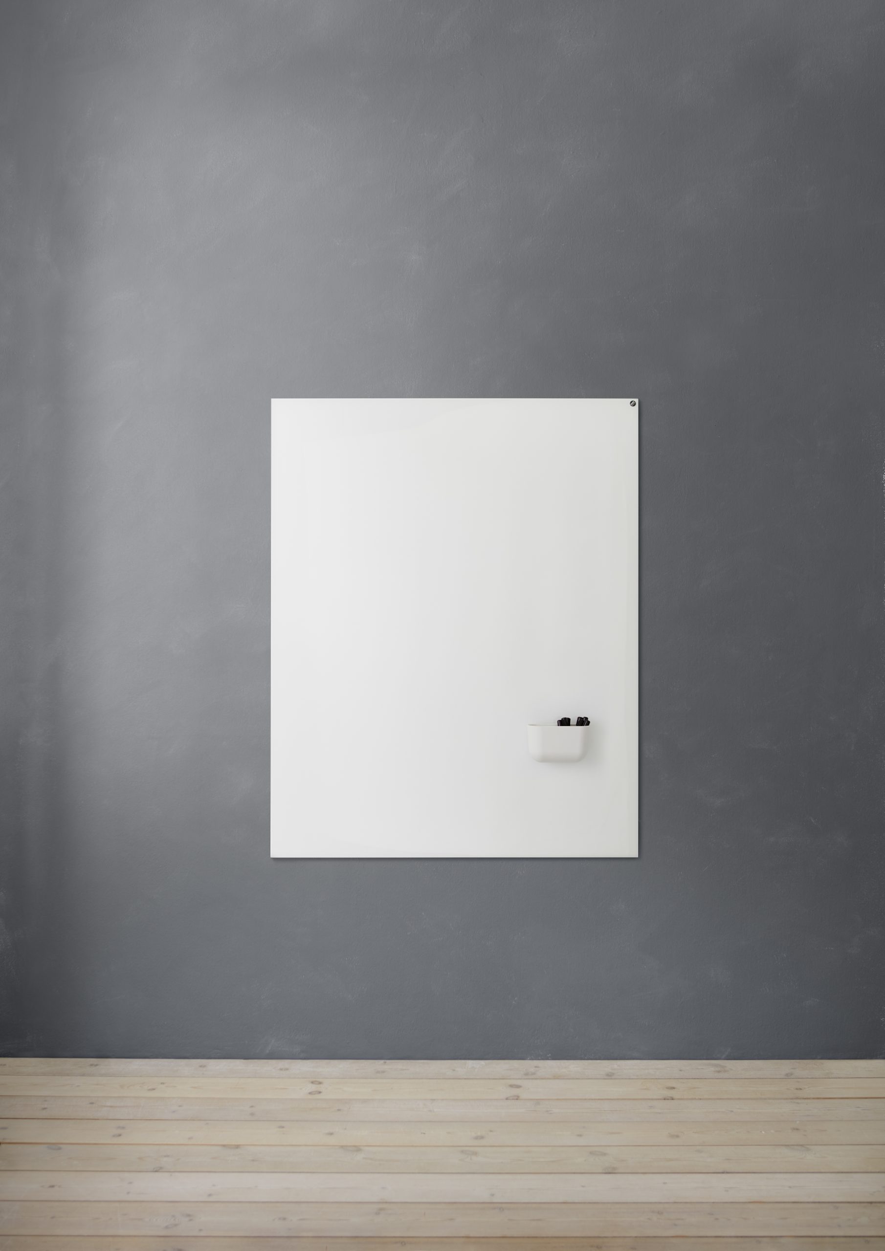 Weiße Chat Board Elements Wandtafel aus Glas, magnetisch, mit Stifthalter an grauer Wand.