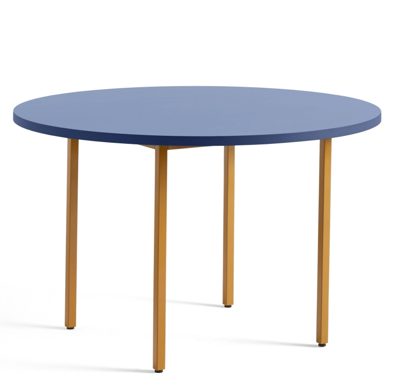 Hay Two Colour Table, runder Esstisch mit blauer Tischplatte und ockerfarbenem Metallgestell.