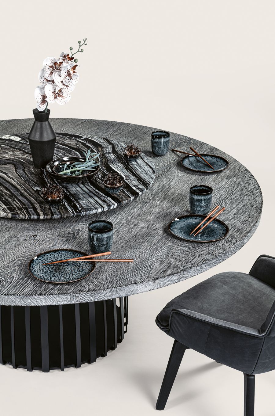 BC 07 Lazy Susan Drehteller von Janua, Ø110cm, in Schwarz und Gold mit Gedeck.