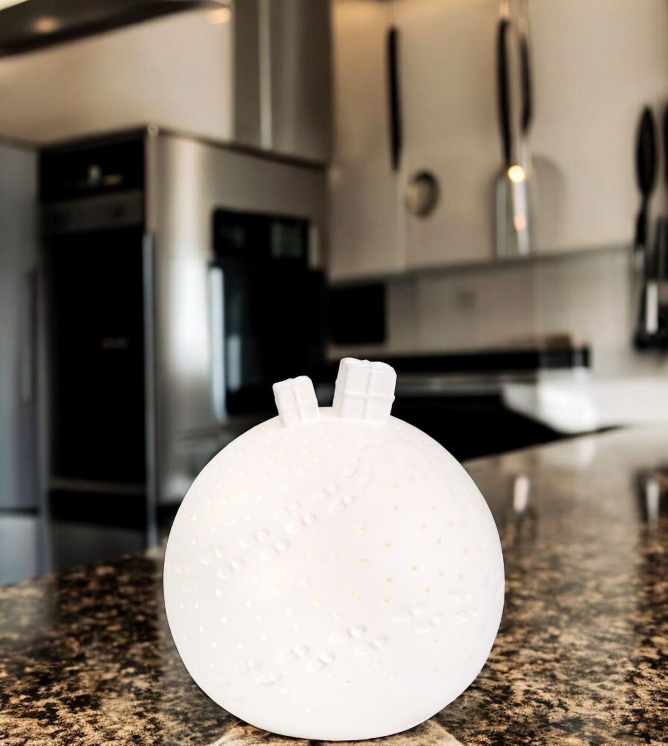 Weiße Porzellan Lichtkugel mit LED, dekoratives Geschenk für Wohnambiente, Einzelstück.