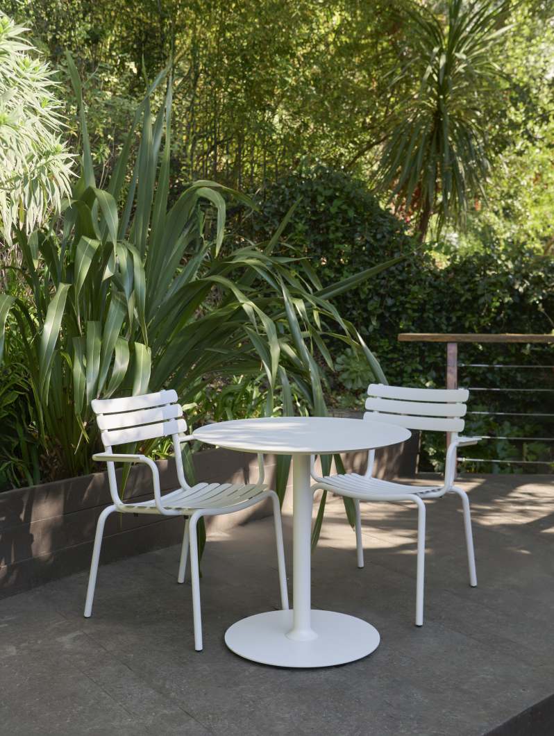 Weißer Pico Café Table Beistelltisch von Houe mit zwei passenden Stühlen im Garten.