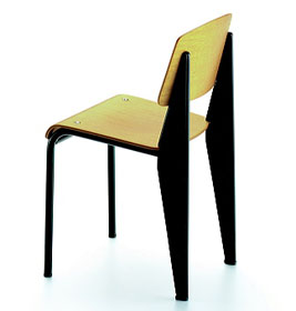 Vitra Standard Chair Miniatur: Designklassiker Stuhl mit hellem Holz und schwarzen Beinen, Möbel Design.