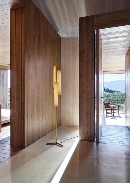 Black Note Triplet Stehleuchte von LZF Lamps: Moderne LED-Stehlampe aus Metall und Kirschholz.