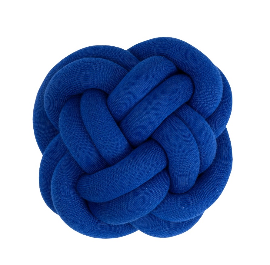 Blaues Knot Kissen von Design House Stockholm, dekoratives Zierkissen in Knotenform.