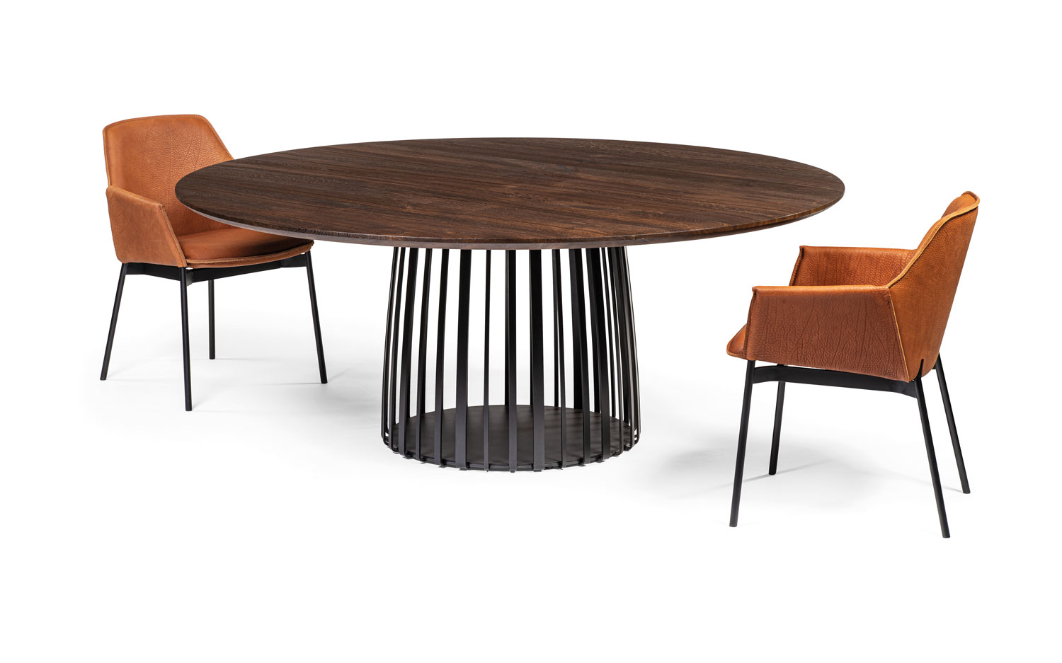 Runder BC 07 Basket Tisch von Janua mit dunkler Holzplatte und zwei Armlehnstühlen.