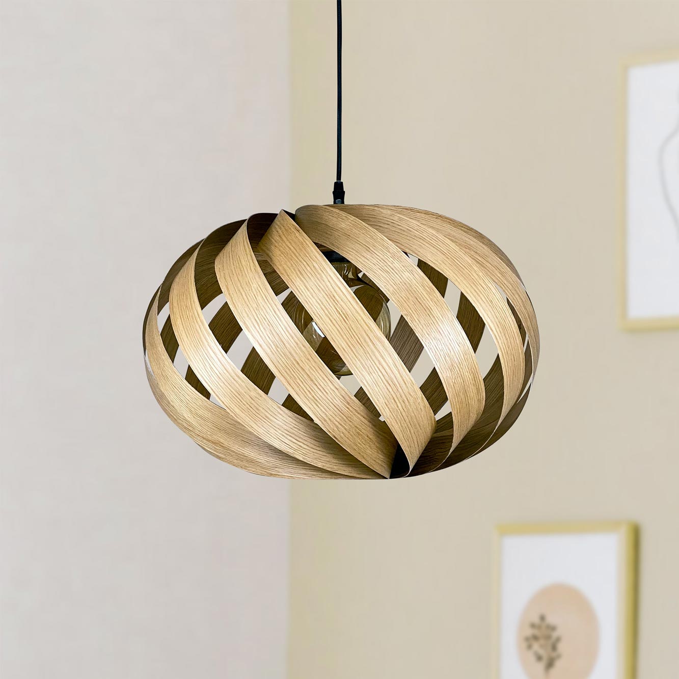 Serentia Hängeleuchte aus Eiche, Ø55 cm. Moderne Holzlampe mit spiralförmigem Design für Wohnzimmer und Esszimmer.