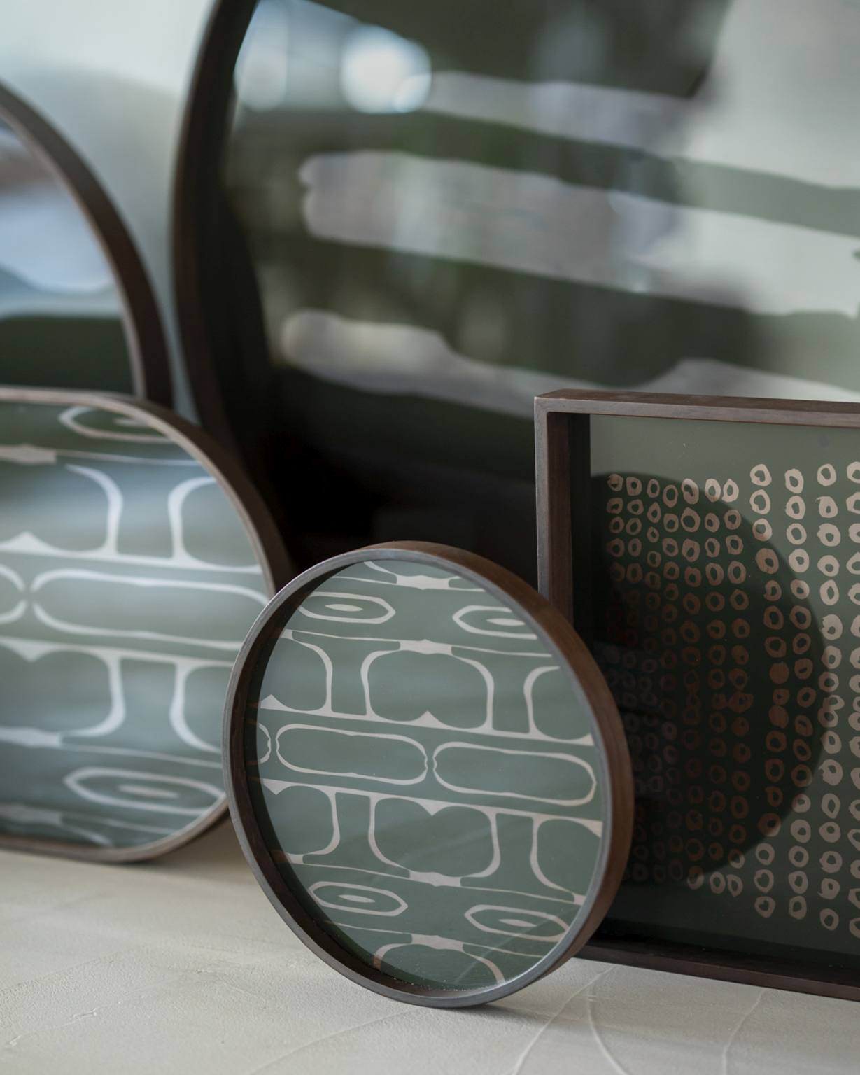 Second Nature Valet Trays von Ethnicraft: Runde und eckige Tabletts mit ethnischen Mustern.