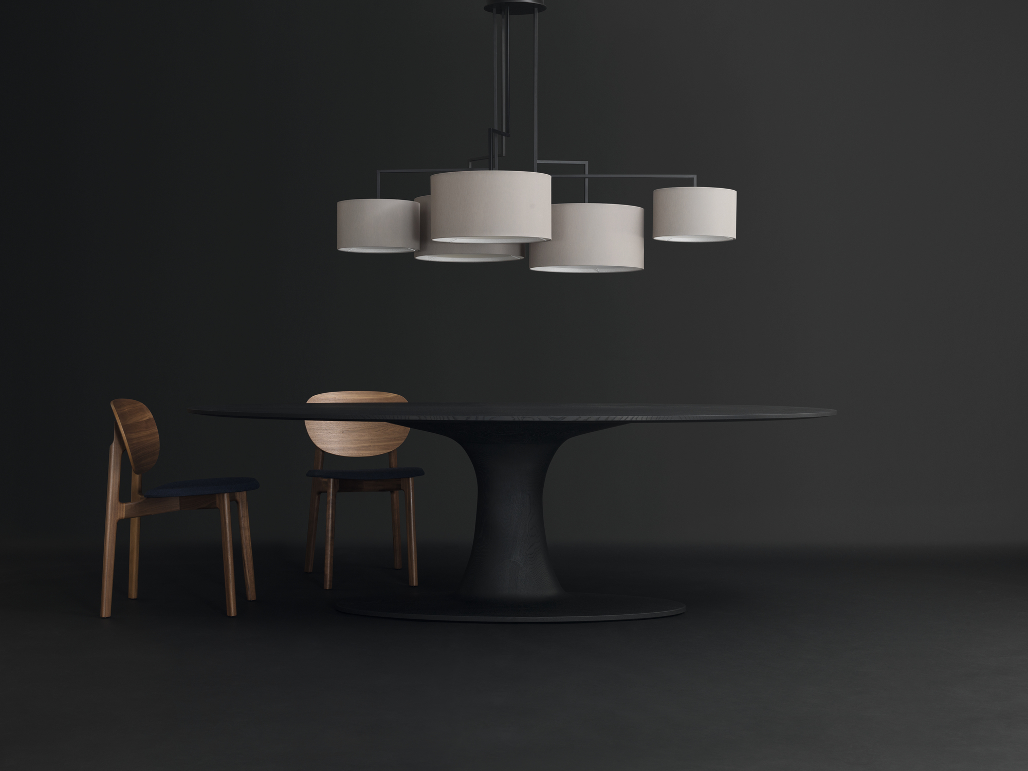 Noon 5 LED Leuchte in Schwarz über Esstisch mit Stühlen, modernes Design.