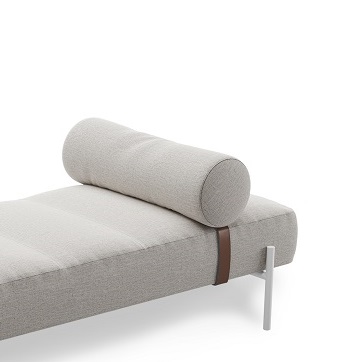 Hellgraues Daybed mit Zierkissen und Lederriemen. Daybe Daybed Kissen als Zubehör für Liegen.