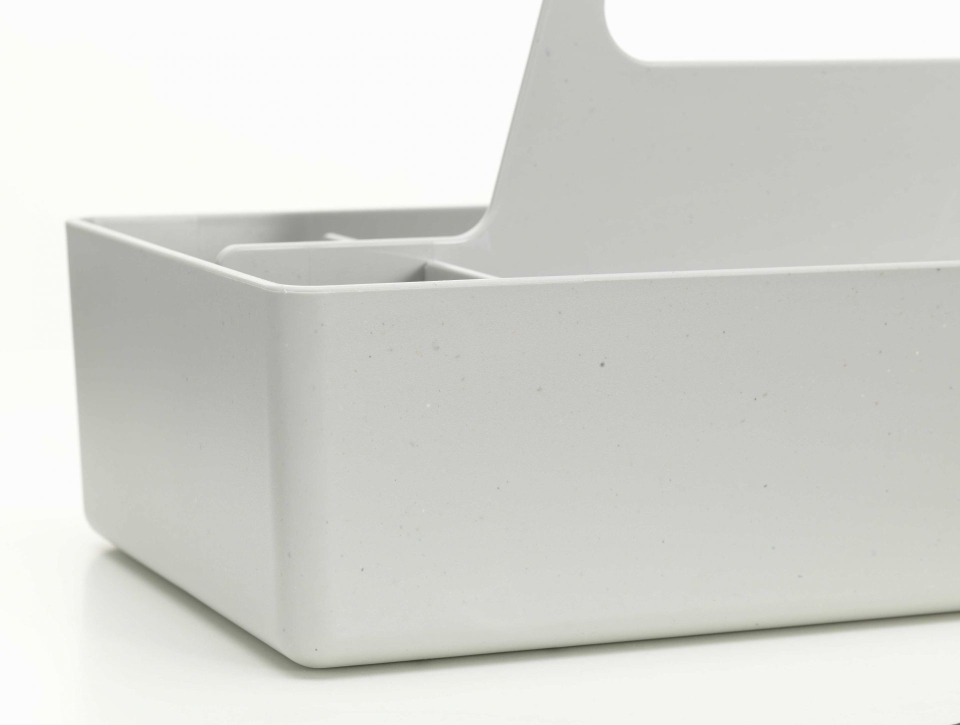 Helle Vitra Toolbox RE, eine graue Organisationsbox mit Griff und Fächern.