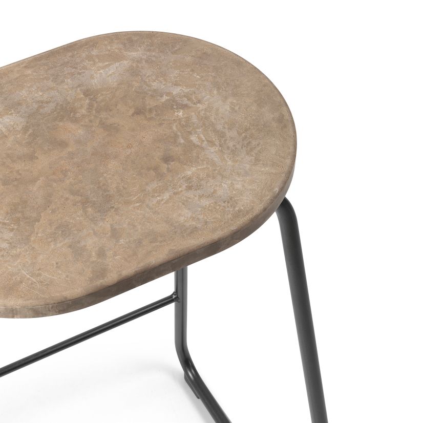 Detailaufnahme: Earth Stool Barhocker mit heller Sitzfläche und schwarzem Metallgestell. Moderner Hocker für Küche oder Bar.