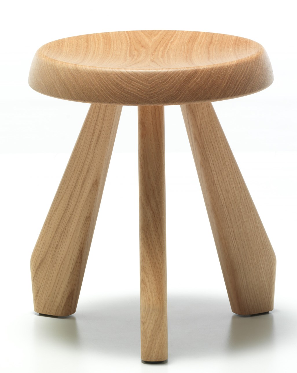 523 Tabouret Méribel Hocker von Cassina: Dreibeiniger Hocker aus hellem Holz, modernes Design.