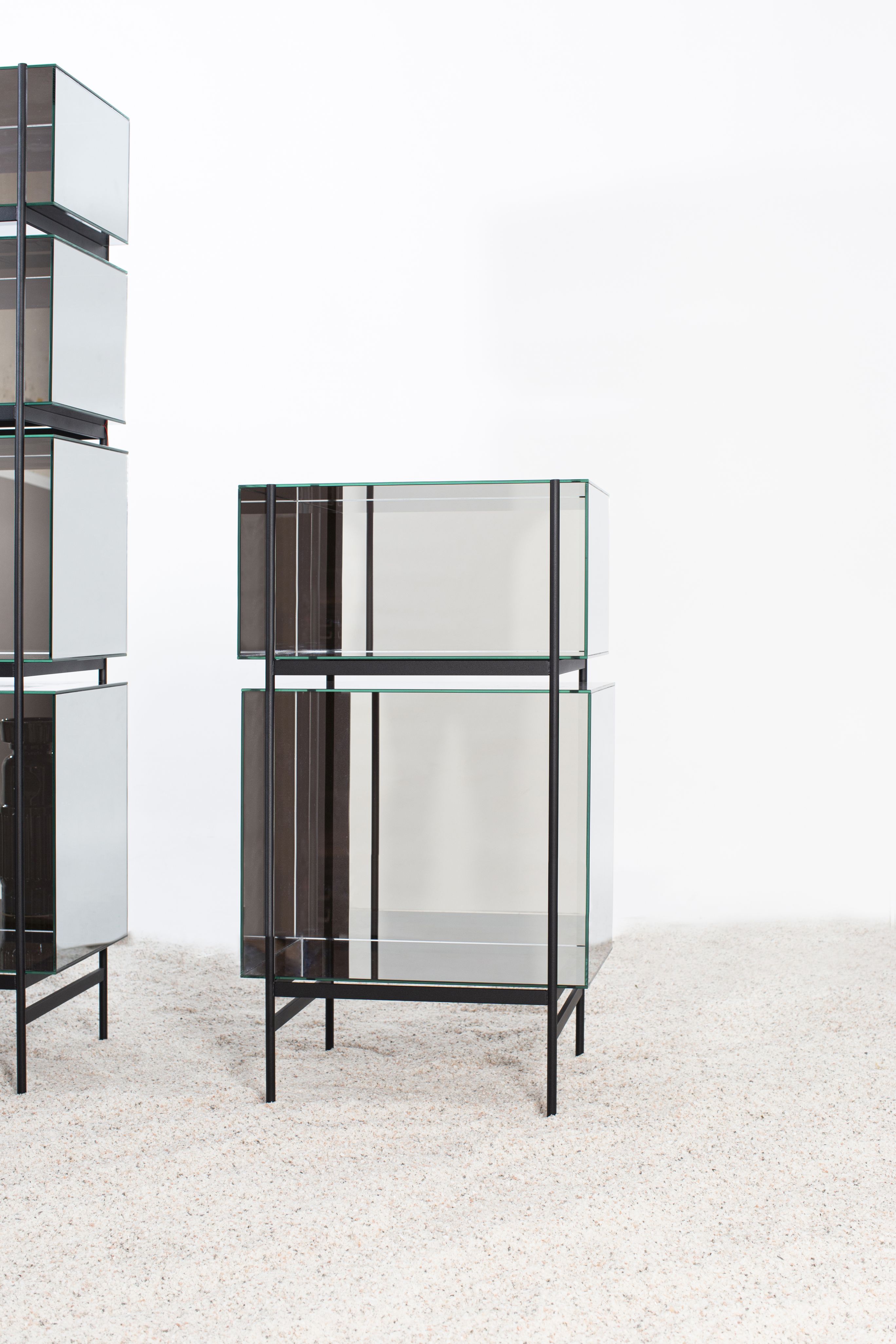 Lyn Regal von Pulpo: Modernes, zweistöckiges Glasregal mit schwarzem Metallgestell für Wohnzimmer und Büro.
