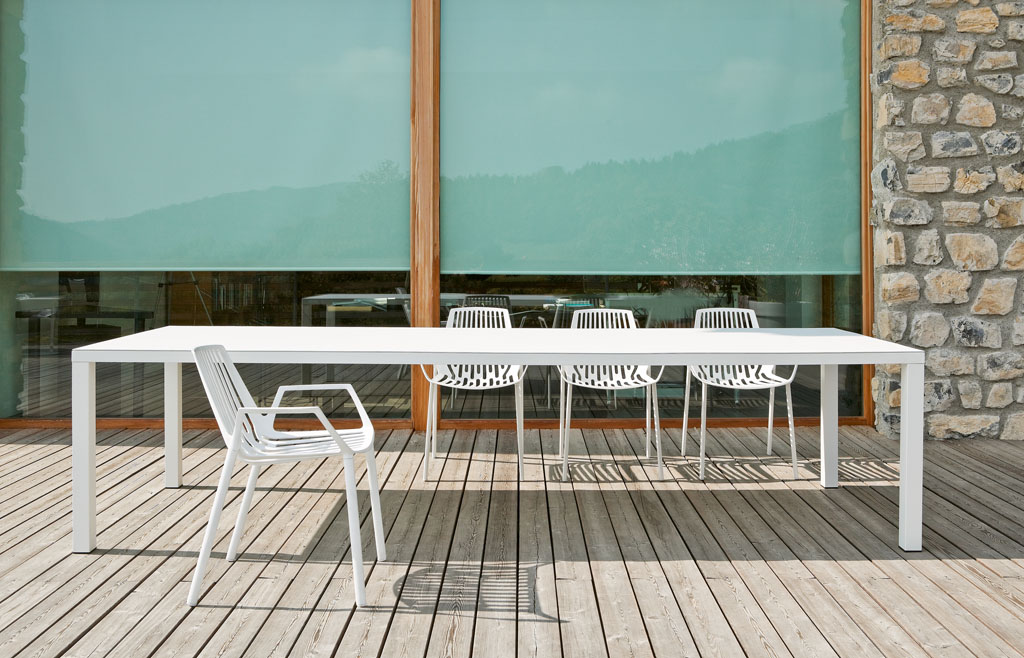 Bild von weißen Rion Outdoor Sesseln und Tisch auf einer Holzterrasse. Gartenmöbel für den Außenbereich.