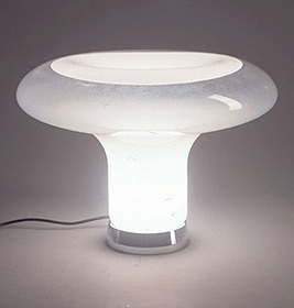 Weiße Lesbo Tischleuchte von Artemide: Pilzförmige Designerlampe aus Glas für stimmungsvolle Beleuchtung.
