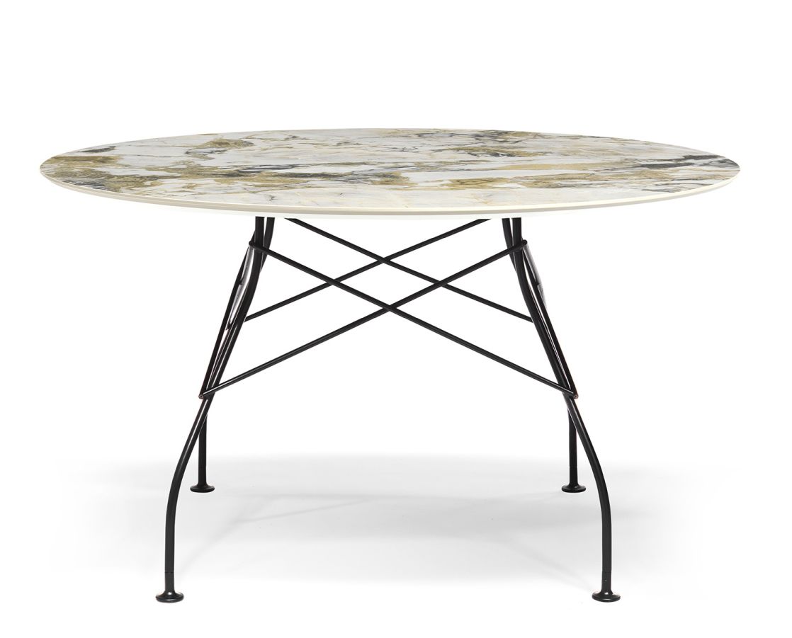 Glossy Kartell Tisch mit runder Marmor-Optik und schwarzem Metallgestell für Esszimmer oder Wohnzimmer.