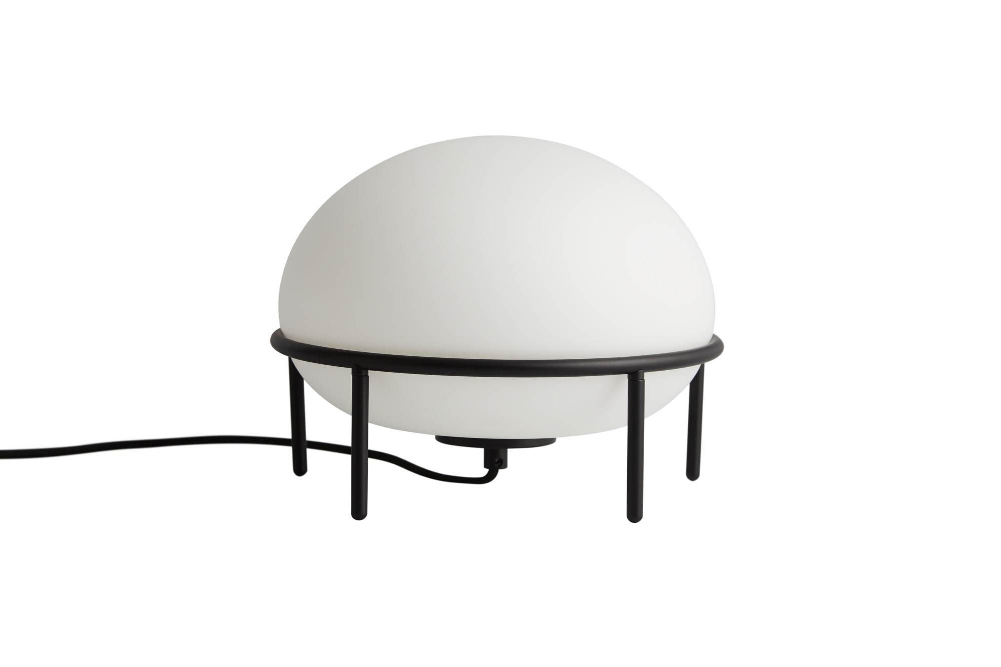 Woud Pump Table Lamp Tischleuchte mit rundem, weißem Lampenschirm und schwarzem Metallgestell.