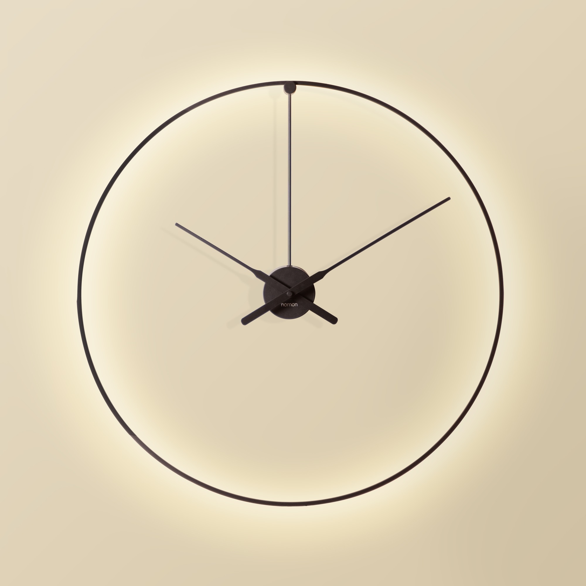 Ombra Clock Wanduhr von Nomon: Runde, moderne Designeruhr mit indirekter Beleuchtung und schwarzen Zeigern.
