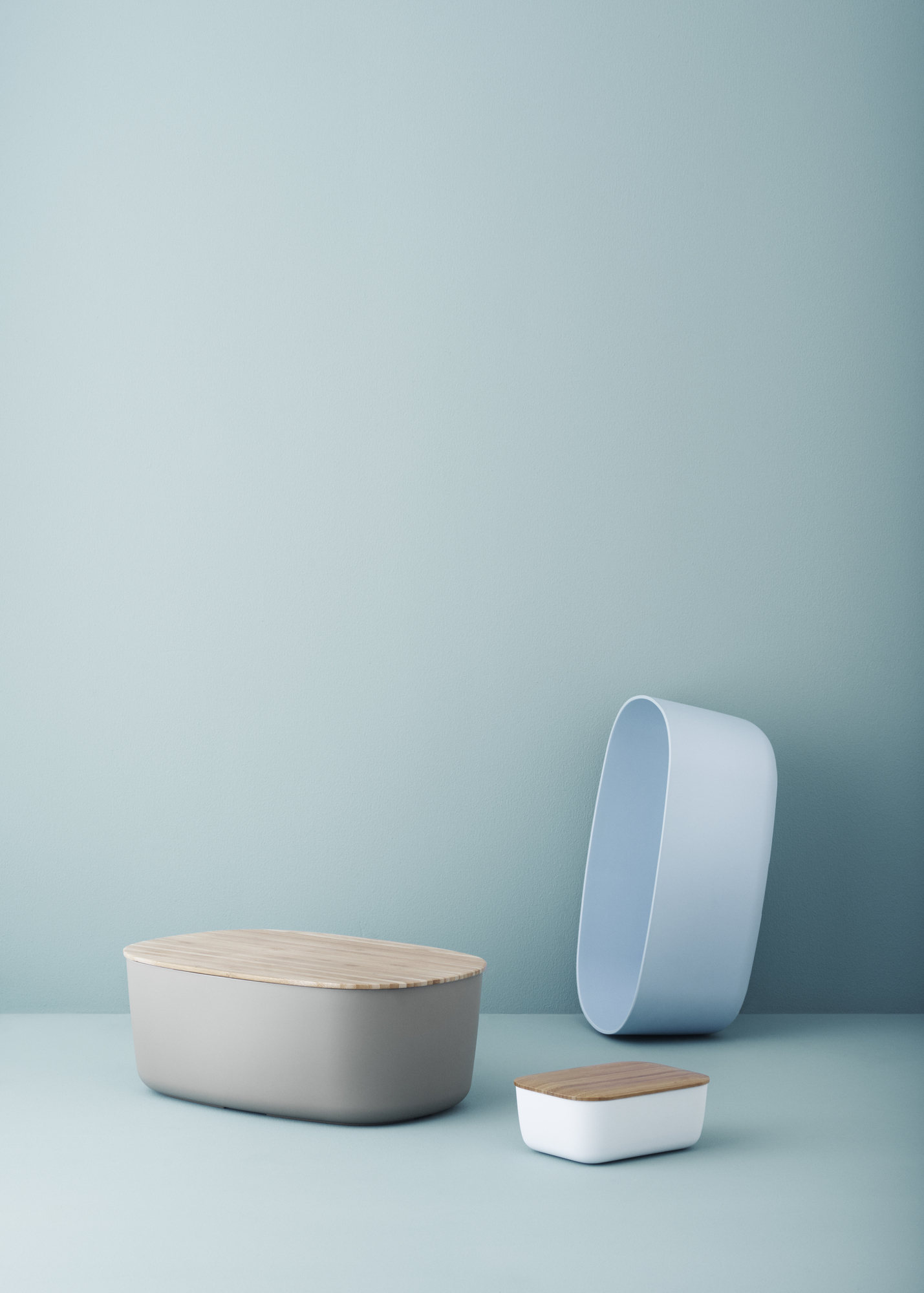 BOX-IT Butterdose von RIG TIG by Stelton: Graue und weiße Butterdosen mit Holzdeckel.