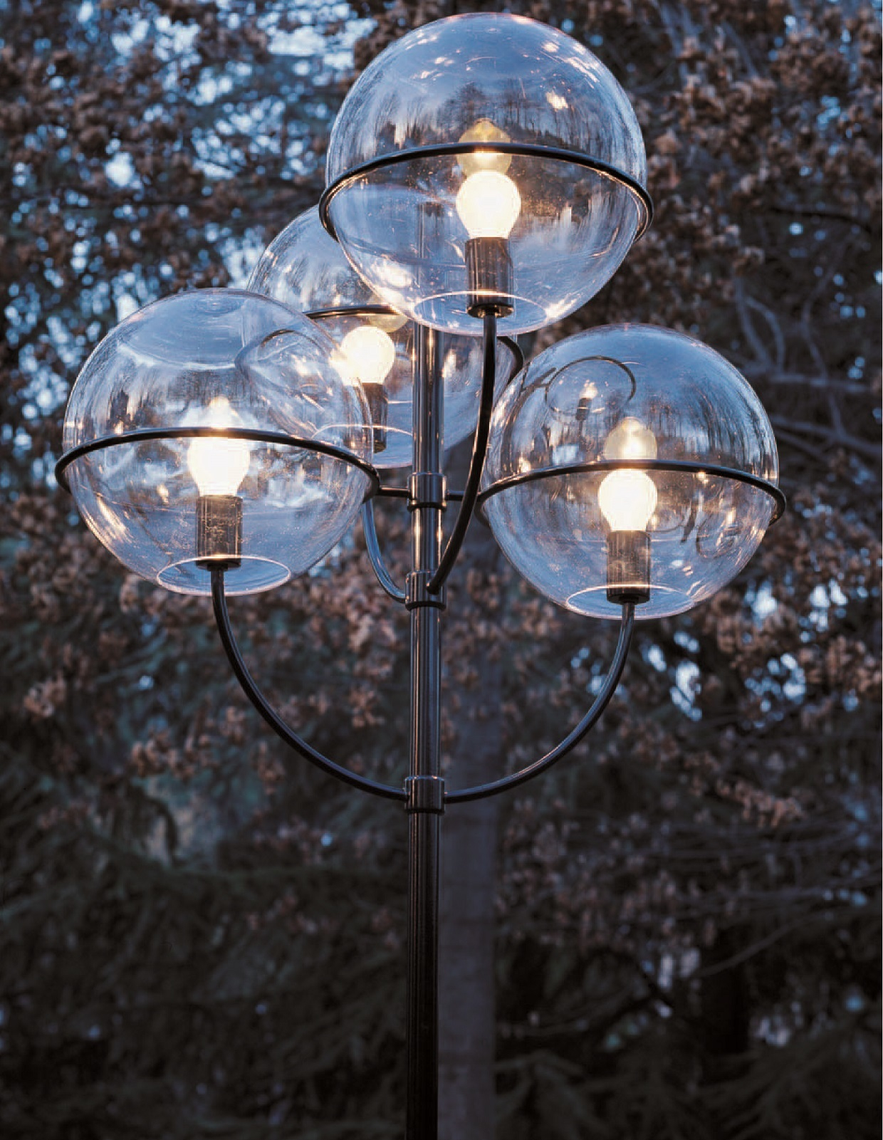 Lyndon 350 Outdoor Stehleuchte von Oluce, 200 cm hoch, mit vier Glaskugeln.