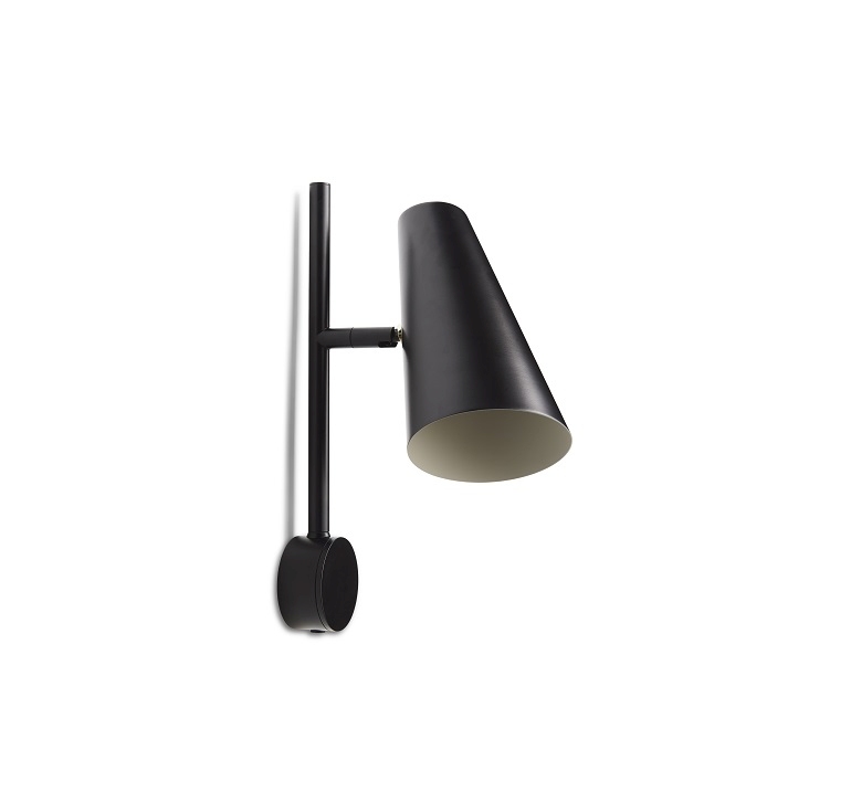Schwarze Cono Wandleuchte von Woud, moderne Innenbeleuchtung mit kegelförmigem Lampenschirm und minimalistischem Design.