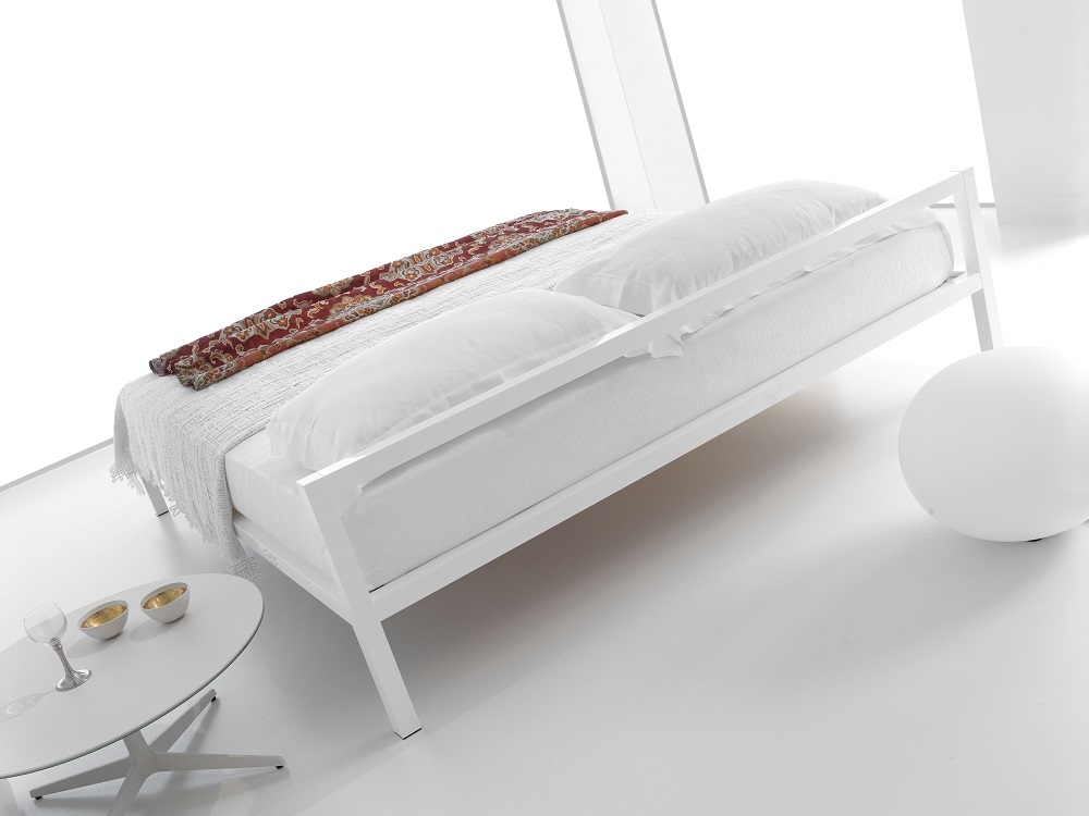 Weißes Aluminium Bett (MDF Italia) mit glänzend lackierter Oberfläche, Größe 160 cm, im minimalistischen Schlafzimmer.