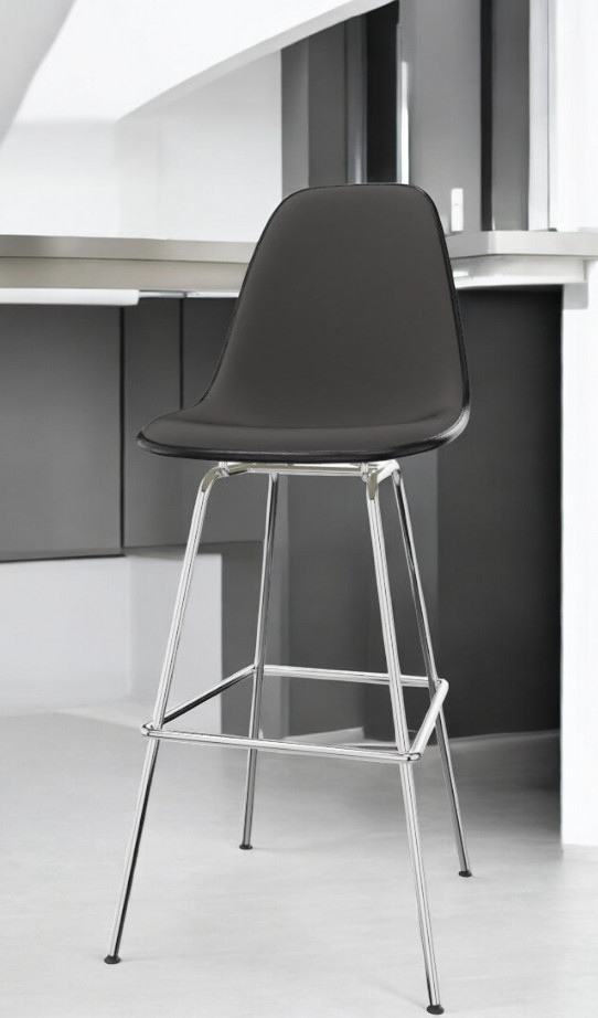 Schwarzer Eames Barhocker mit Vollpolsterung und verchromtem Gestell von Vitra für die moderne Küche.