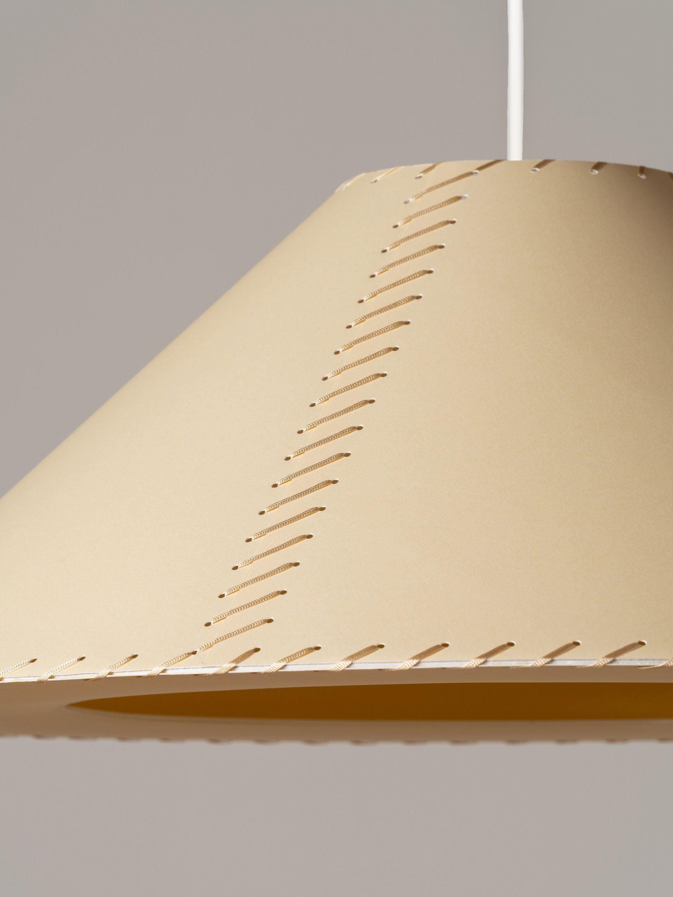 Beige Sísísí Pendelleuchte von Santa & Cole, Ø64cm. Konische Hängelampe mit dekorativer Naht.