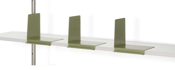 Drei olivgrüne Buchstützen für ein Eiermann Regal, seitliche Ansicht auf weißem Hintergrund.