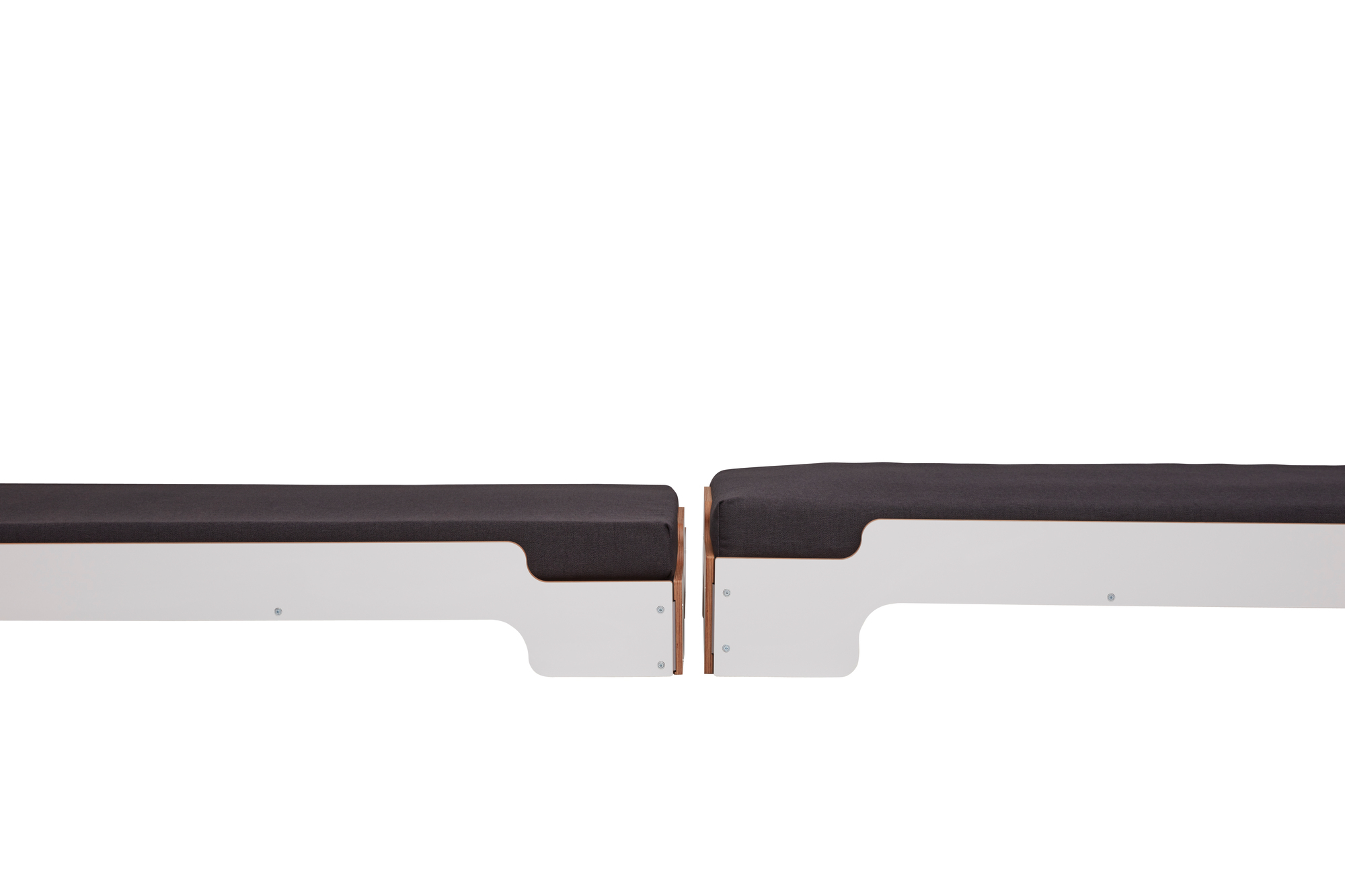 Weiße Stapelliege von Müller Möbelwerkstätten, Komfort Höhe, mit grauer Matratze, 200x80 cm.