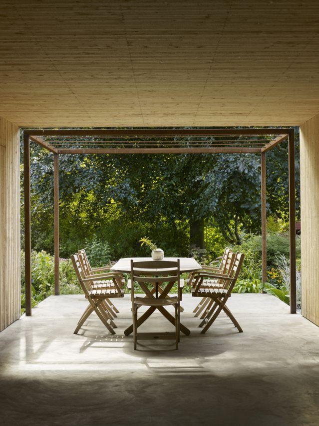 Selandia Table Esstisch von Skagerak: Outdoor-Esstisch mit Stühlen auf einer Terrasse im Garten.