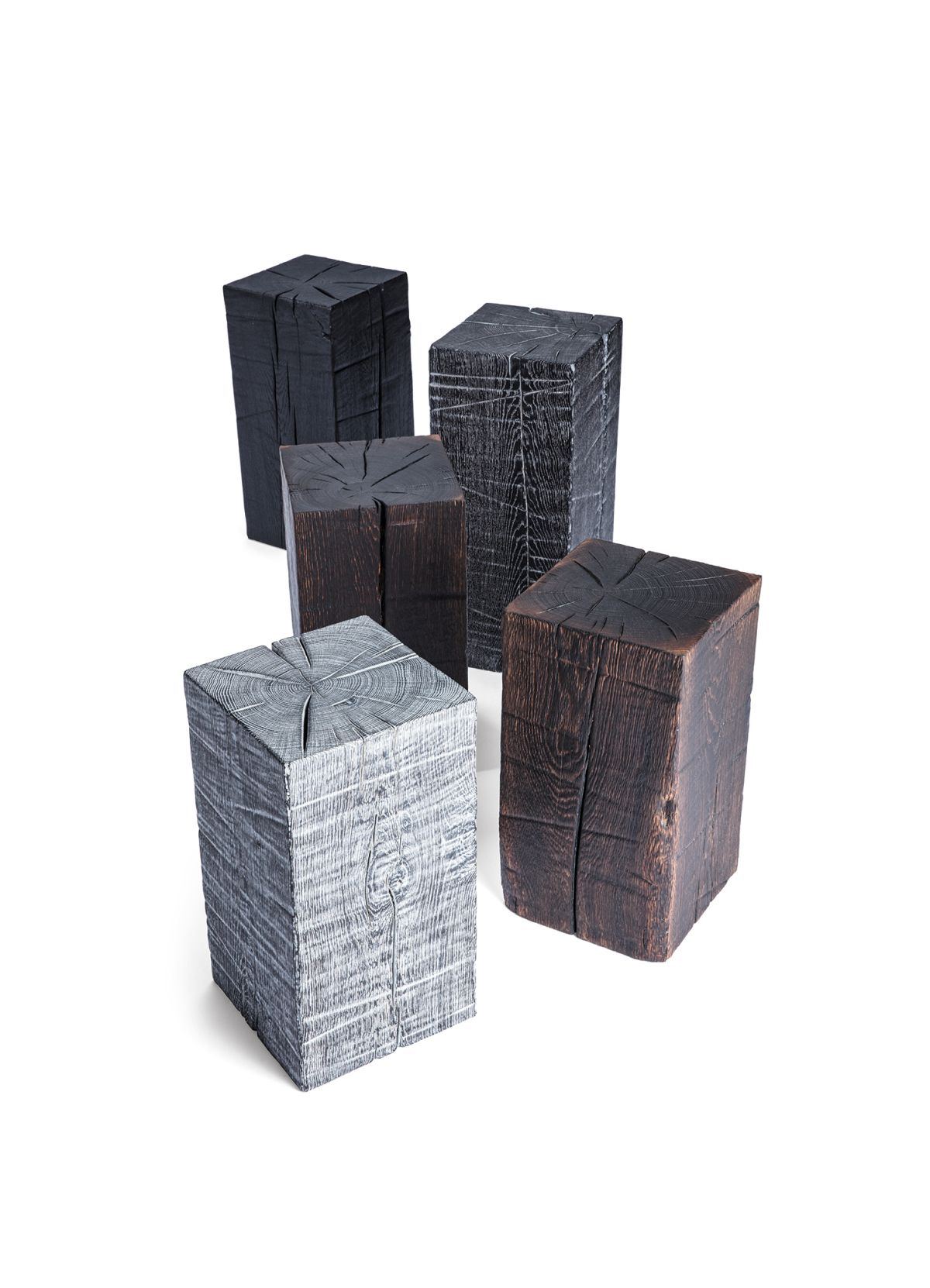 Fünf Janua SK 02 Cube Hocker und Beistelltische aus Holz in verschiedenen Farben.